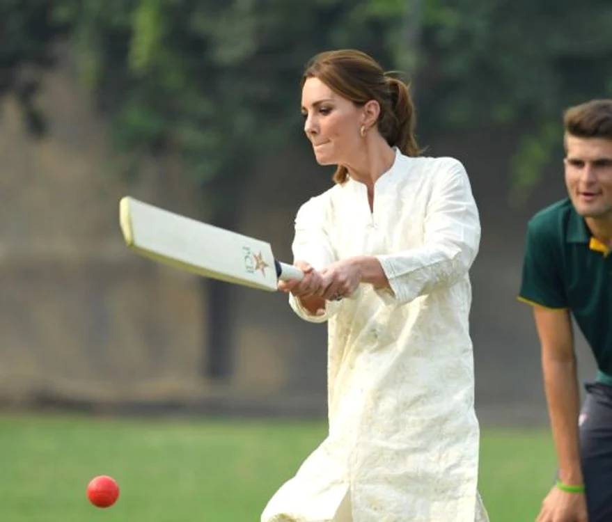 
    Ducii de Cambridge au jucat cricket în timpul vizitei oficiale din PakistanFoto: Getty   