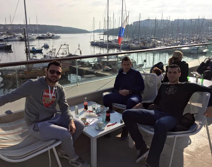 
    Nikolic, alături de prieteni în portul din oraşul Pula  