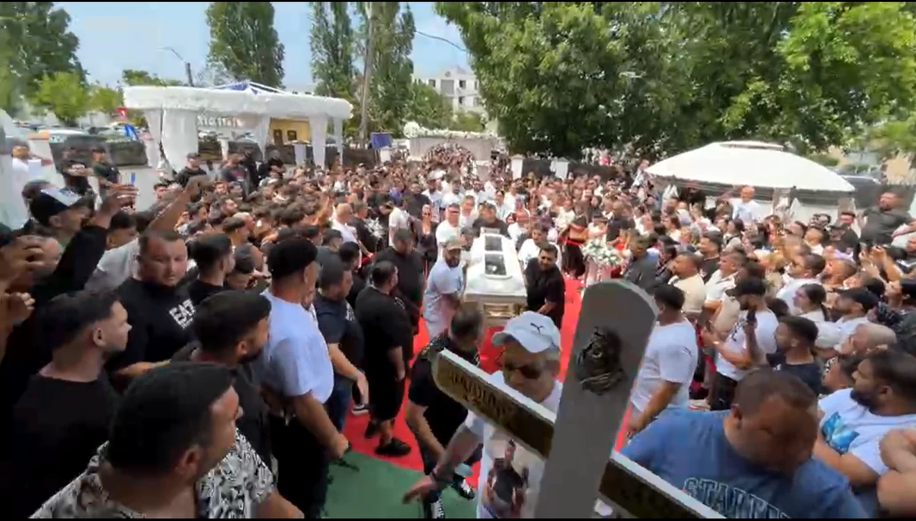 La priveghi s-au adunat sute de oameni Captură video Facebook/DanielCameramanu