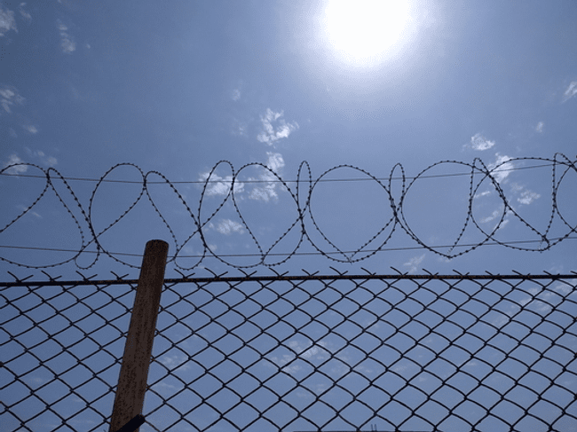 Albania: Doi ruși și un ucrainean, arestați când încercau să intre într-o uzină de armament