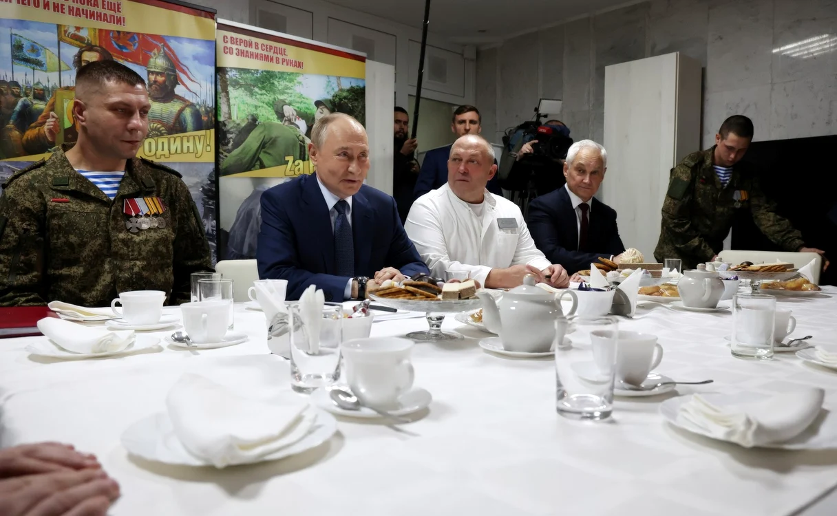 Puti, la masă cu veterani la un spital din Moscova foto profimedia