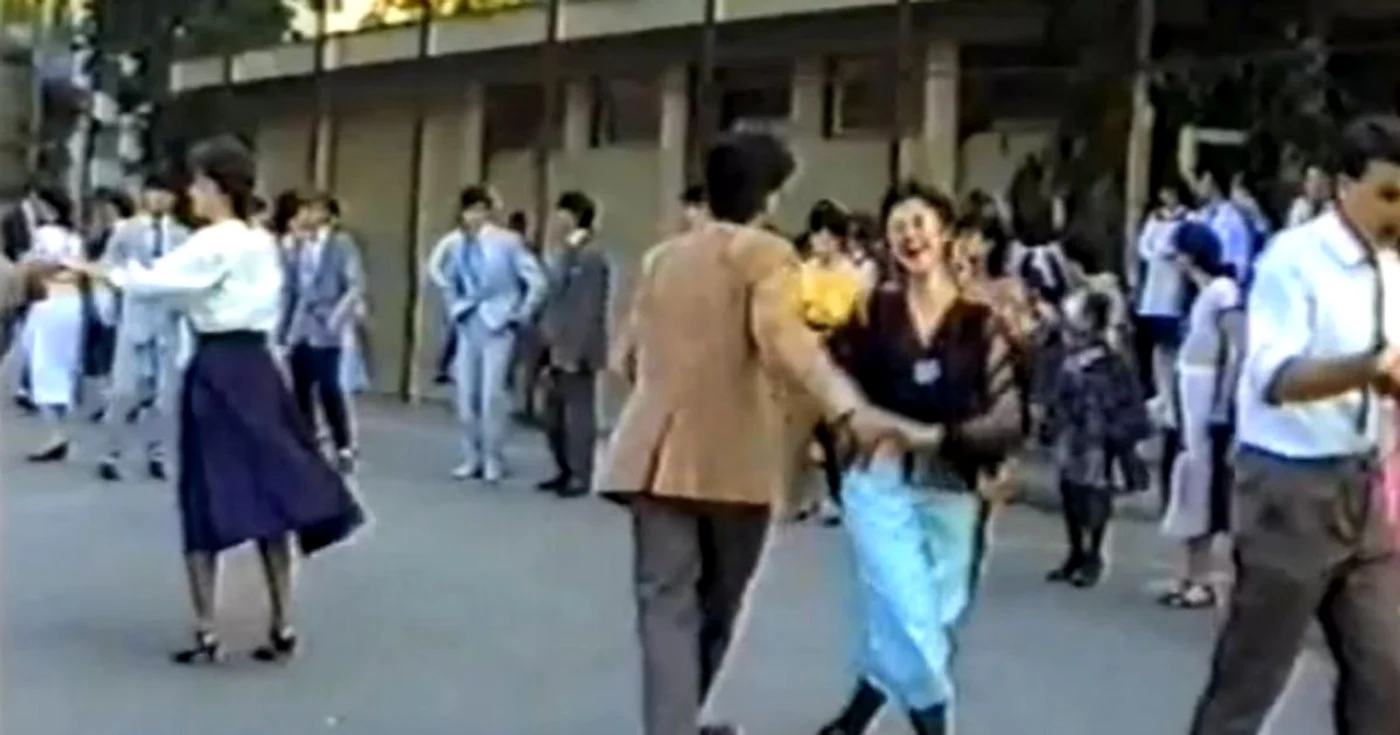 Absolvenţii dansau pe terenul de sport al liceului. Foto: captură youtube