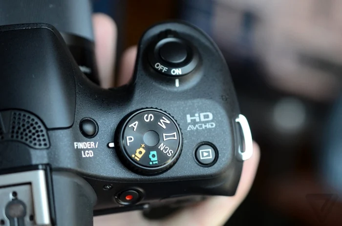 sony alpha 3000 foto the verge
