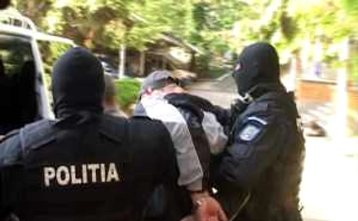 Un agent de poliţie din Roman a fost reţinut deja pentru trafic de ţigări (foto arhivă)