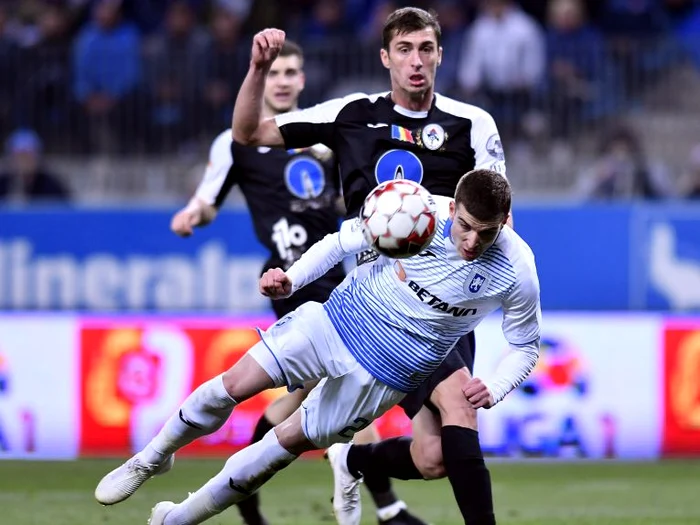 Lovitura de cap prin care Mihăilă a marcat golul victoriei Universității Craiova în fața celor de la Gaz Metan MediașFOTO: Sportpictures.eu