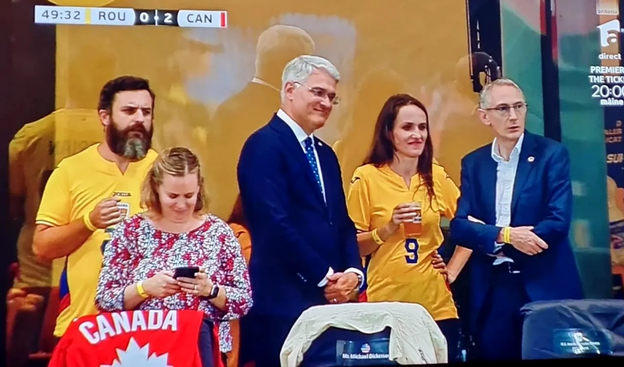 Oana Țoiu surprinsă cu un pahar de bere pe stadion  / Sursa foto:  Bogdan Tiberiu Iacob FB