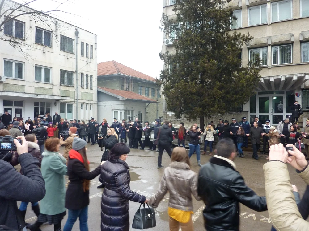 Botoşănenii au încins hora unirii în faţa Inspectoratului Judeţean de Poliţie Botoşani FOTO Cosmin Zamfirache