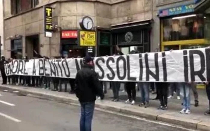 Bannerul desfăşurat la Milano FOTO Twitter