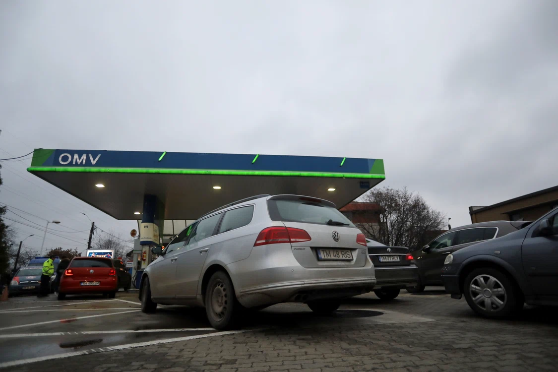 masini intrand intr-o benzinarie pentru alimentare