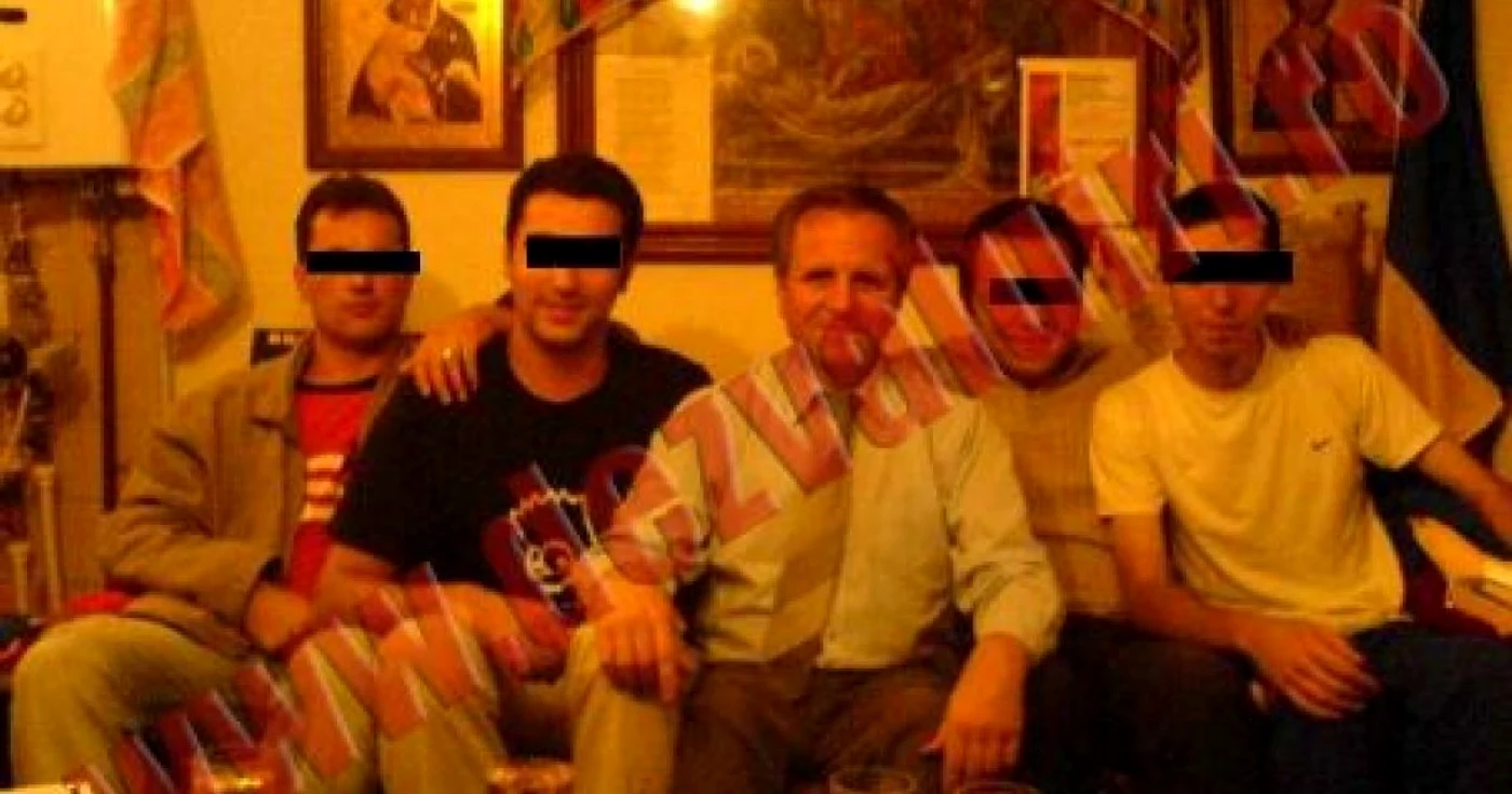 Constantin Corceagu, fotografiat alături de mai mulţi tineri