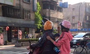 Cuplul și micul Julian au ales scuterul ca mijloc de transport în Taipei jpeg