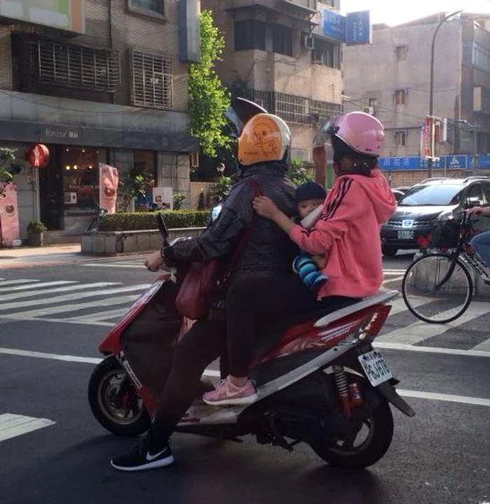 Cuplul și micul Julian au ales scuterul ca mijloc de transport în Taipei