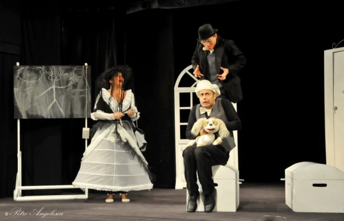 Actorii de la teatrul de păpuşi mută spectacolele în aer liber. FOTO: teatruploiesti.ro