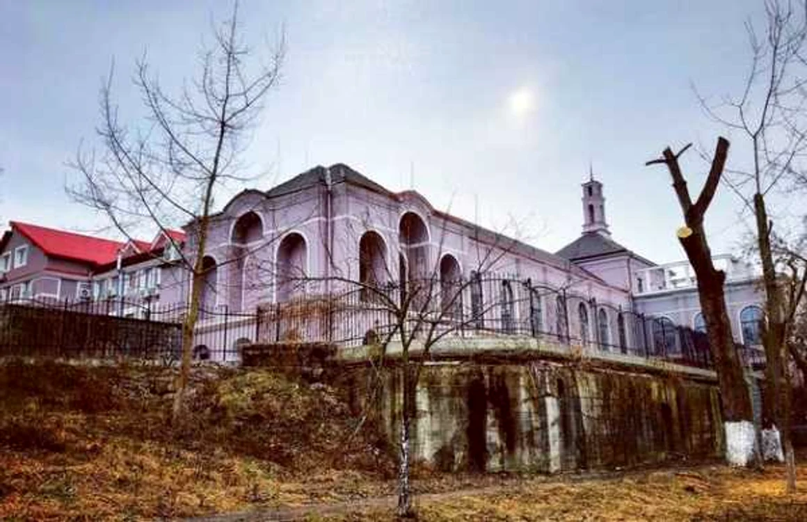 Clădirea fostului restaurant Corvinul. FOTO: Daniel Guţă. ADEVĂRUL.