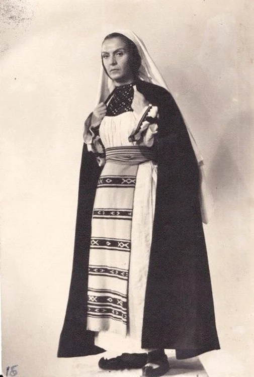 Maria, în costum oltenesc. FOTO: Muzeul Olteniei