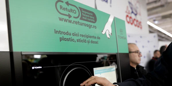 Mircea Fechet, ministrul Mediului și Nicolae Ciucă, președintele Senatului, participă la evenimentul de lansare a Sistemului Garanţie-Returnare RetuRO la un supermarket din București. FOTO Inquam Photos / George Călin