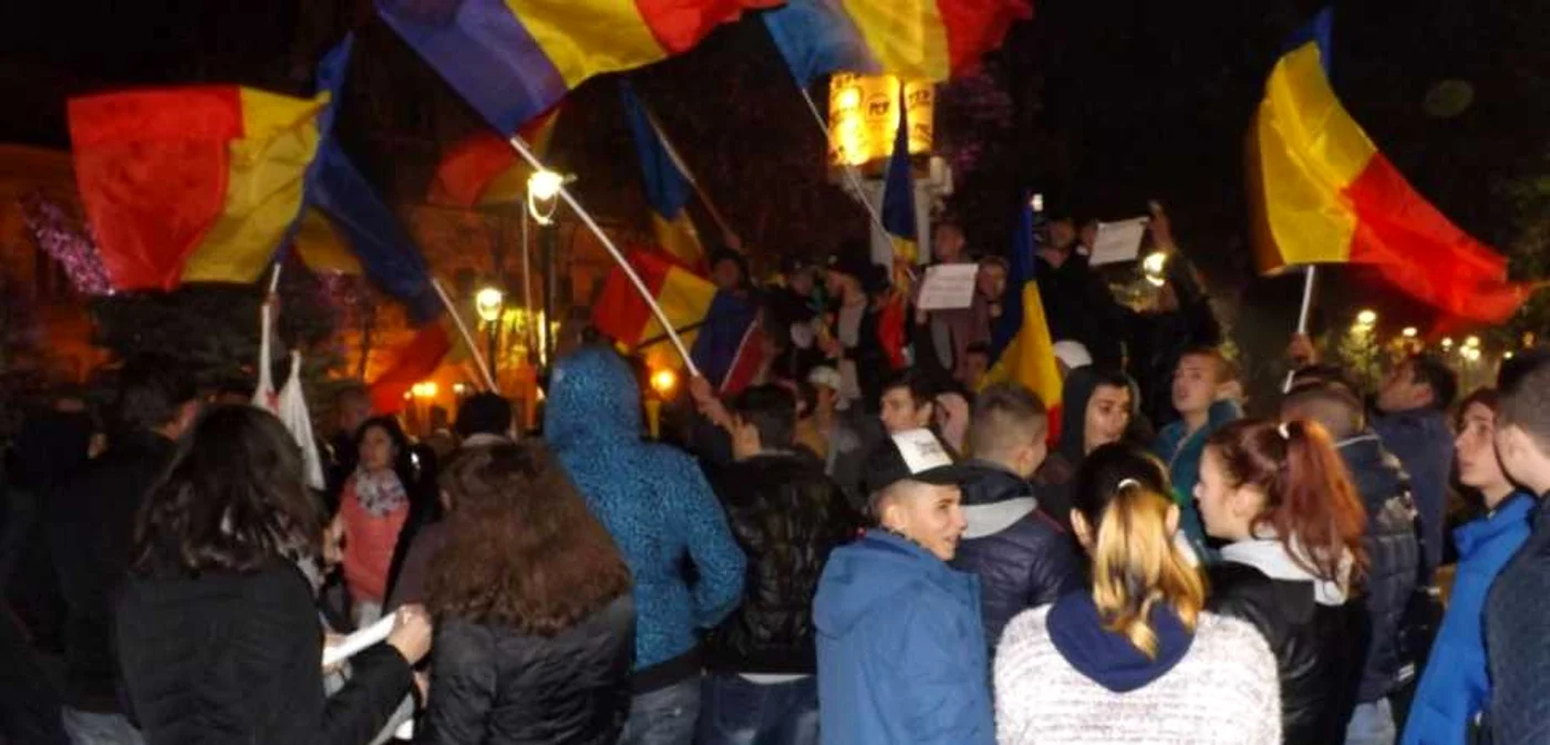 Tineri participanţi la protestul de la Turnu Severin FOTO Corina Macavei