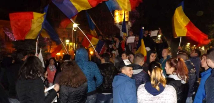 Tineri participanţi la protestul de la Turnu Severin FOTO Corina Macavei
