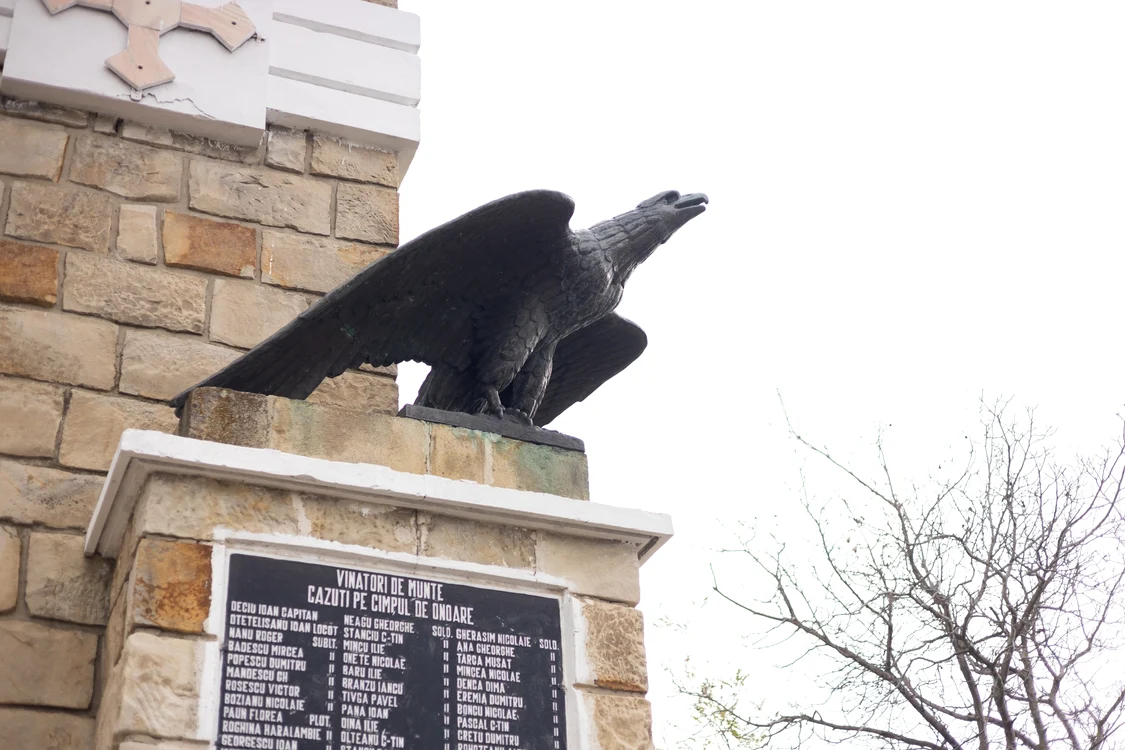 Pe monument au fost scrise numele eroilor căzuți în lupte FOTO Facebook Daniel Harpa