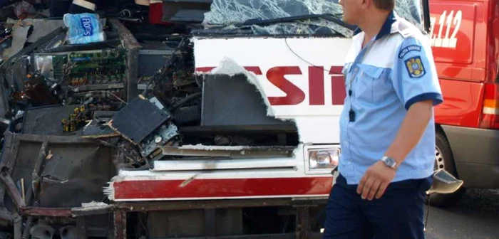 Un autobuz şi un autoturism s-au ciocnit în Hunedoara. FOTO: ARHIVĂ. Daniel Guţă.