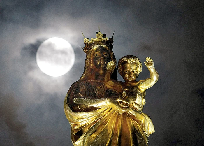 Statuile de la Notre Dame  luminate de Super-Lună