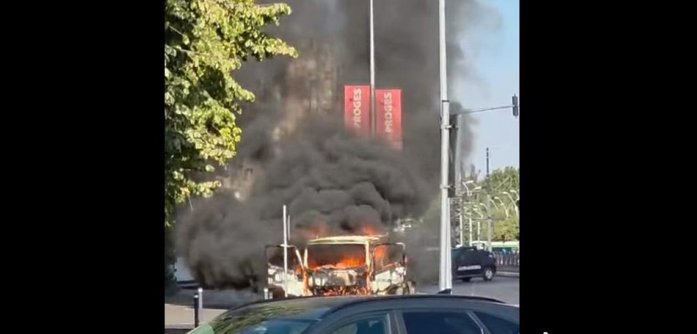 O camionetă a luat foc şi a ars complet în Ghencea, lângă stadion cu puţin timp înaintea partidei Steaua - UTA