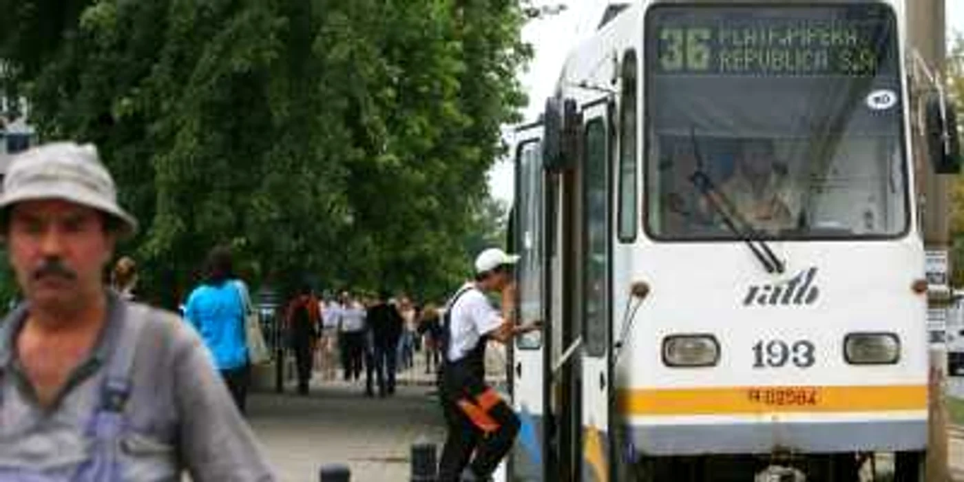 Tramvaiele circulă pe şine găurite FOTO Arhivă
