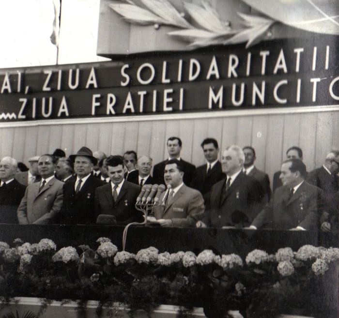 În 1966, Ceauşescu (prim-plan, al patrulea din stânga) îi tolera încă pe "baronii" lui Dej: Emil Bodnăraş Gheorghe Apostol, Chivu Stoica (în dreapta lui Ceauşescu), Ion Gh. Maurer şi Alexandru Bârlădeanu (în stânga lui Paul Niculescu-Mizil, aflat la microfon). FOTO: Fototeca Online a Comunismului Românesc