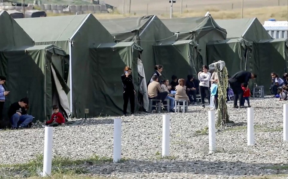 Mii de civili armeni dorm în corturi în apropierea aeroportului. SUA și-au transmis îngrijorarea
