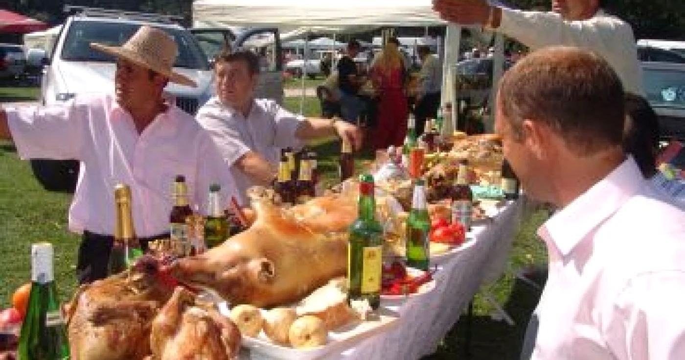 Râmnicu Vâlcea: Sute de romi îşi etalează averile la Costeşti - Vâlcea