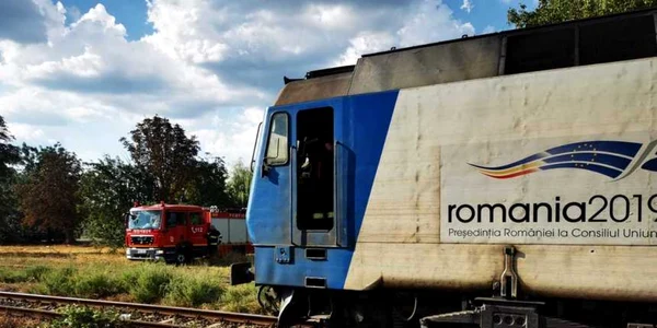 Locomotiva unui tren a luat foc în gara Găeşti  foto ISU Dâmboviţa