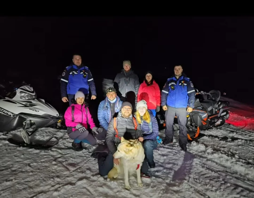 Opt turiști, surprinși de întuneric pe munte. Jandarmii i-au adus în siguranță la cabană