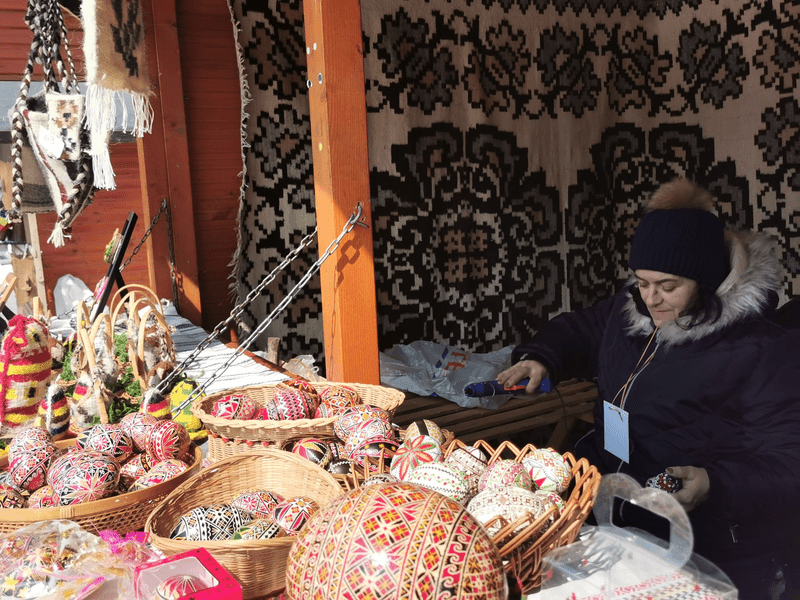 Târg de Paști în Bucovina. Ateliere de încondeiat ouă și tarabe cu produse tradiționale la Suceava FOTO 