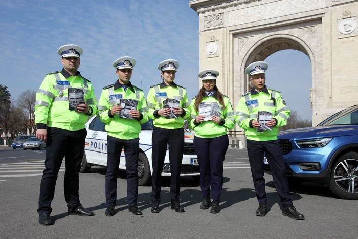 Polițiștii rutieri au dat avertismente și au împărțit pliante de conștientizare și odorizante de mașină