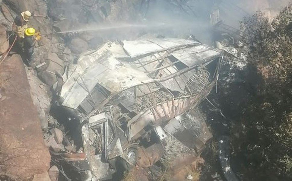 Un autobuz a căzut de pe un pod, în Africa de Sud. Un copil de 8 ani este singurul supraviețuitor