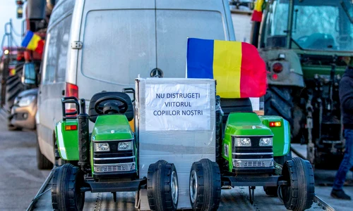 Reprezentanți ai fermierilor și transportatorilor blochează trei din cele patru culoare vamale din vama Siret, în Siret, Suceava. FOTO Inquam Photos / Casian Mitu