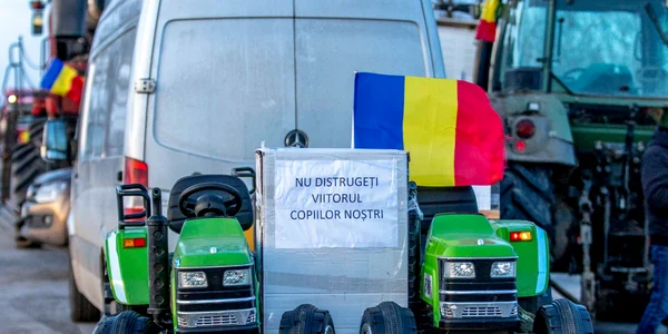 Reprezentanți ai fermierilor și transportatorilor blochează trei din cele patru culoare vamale din vama Siret, în Siret, Suceava. FOTO Inquam Photos / Casian Mitu
