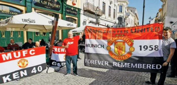 Suporterii lui Manchester United s-au plimbat dintr-un bar în altul, dar nu au lăsat berea din mână nici măcar pentru un minut 