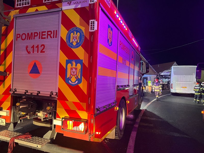 Accident grav între un autocar și un TIR. O persoană a murit, opt sunt rănite