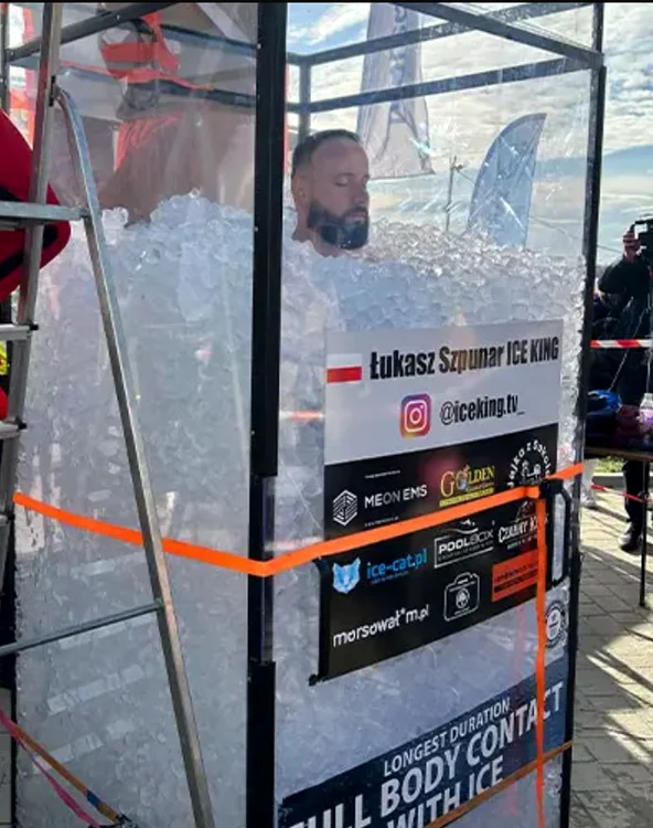 Lukasz Szpunar, scufundat într-o cutie cu gheață