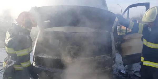 microbuz incendiu Vaslui FOTO ISU Vaslui 1