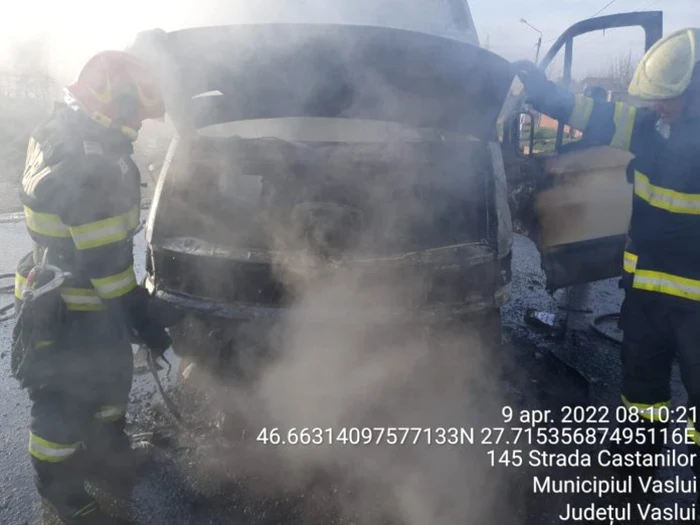 Microbuzul a ars aproape în totalitate FOTO ISU Vaslui