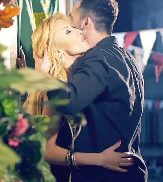 Andreea a fost în mari tandrețuri cu Petrișor, dansatorul ei, la filmări