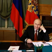 Vladimir Putin vorbește la telefon FOTO Profimedia