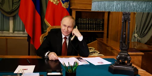 Vladimir Putin vorbește la telefon FOTO Profimedia