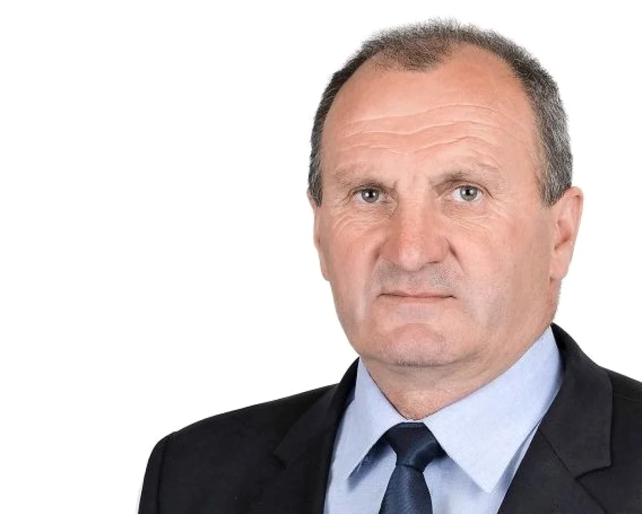 Primarul Bujor Petruţ a băut în sediul primăriei şi s-a urcat la volan