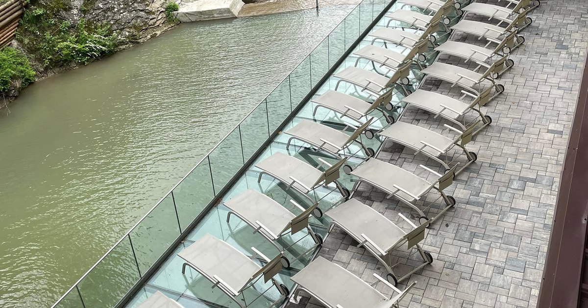 Patron de pensiune, acuzat că a deviat un pârâu pentru a crea un lac cu păstrăvi.