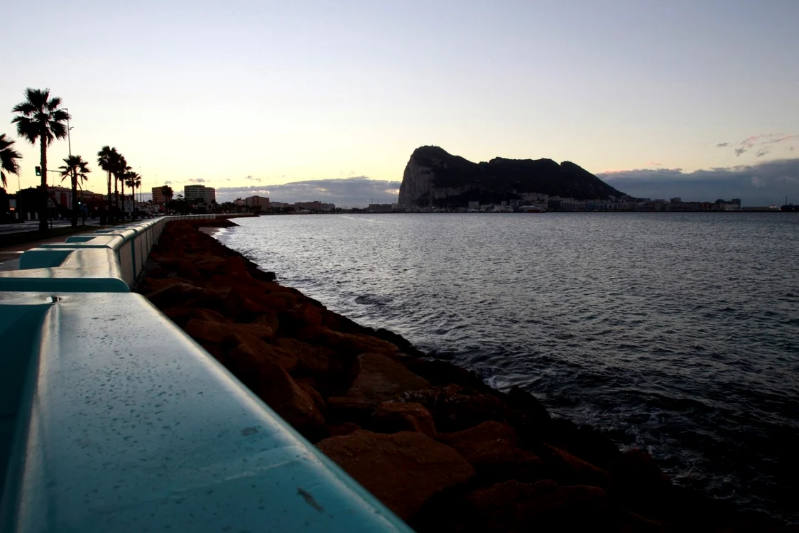 Gibraltarul văzut din Spania. Foto: EPA-EFE