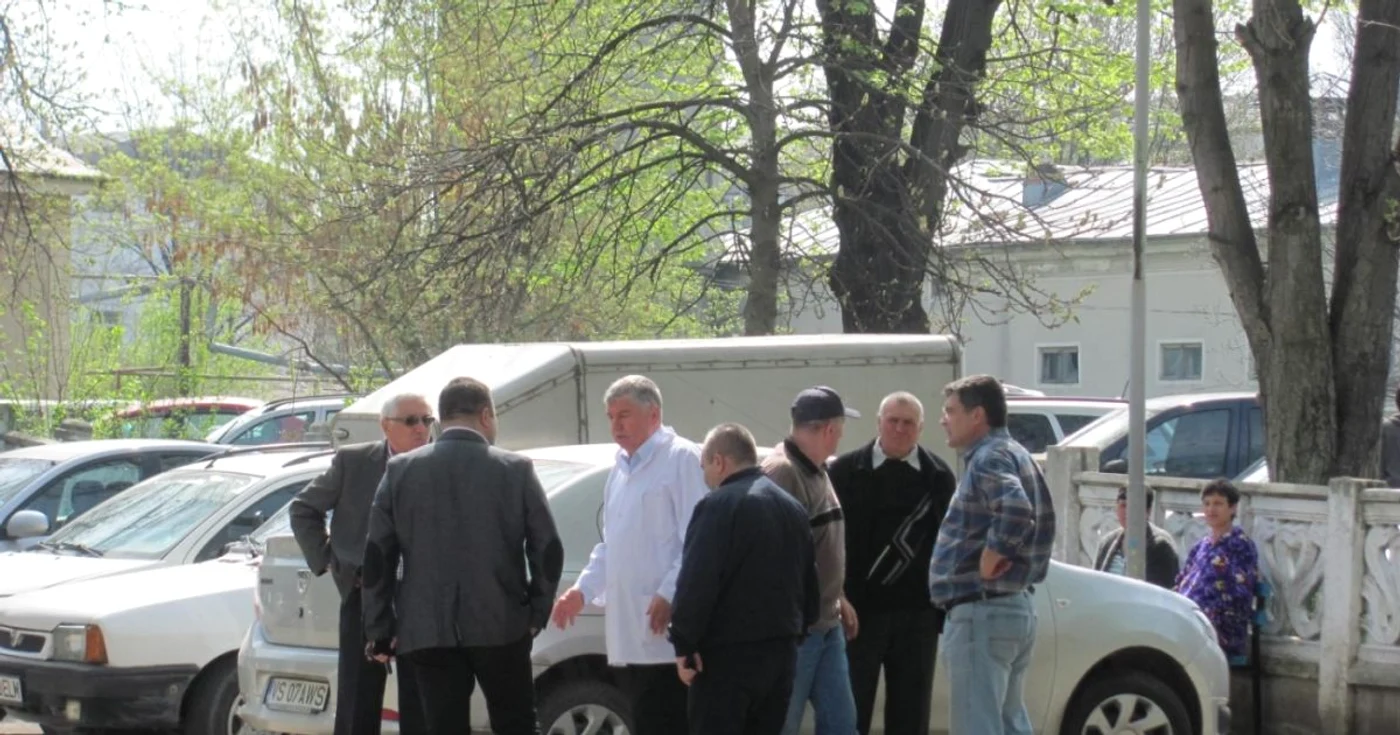 Marin Bunea, Adrian Solomon, Viorel Petcu, Dorin Apostu şi trei ajutoare pun la cale astuparea gropilor