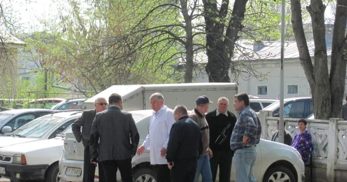 Marin Bunea, Adrian Solomon, Viorel Petcu, Dorin Apostu şi trei ajutoare pun la cale astuparea gropilor